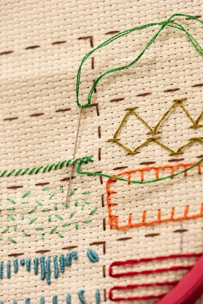 detaliu broderie în culori pastel